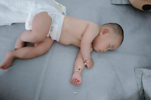 恩施五个月宝宝拇指内扣 恩施五个月宝宝拇指内扣